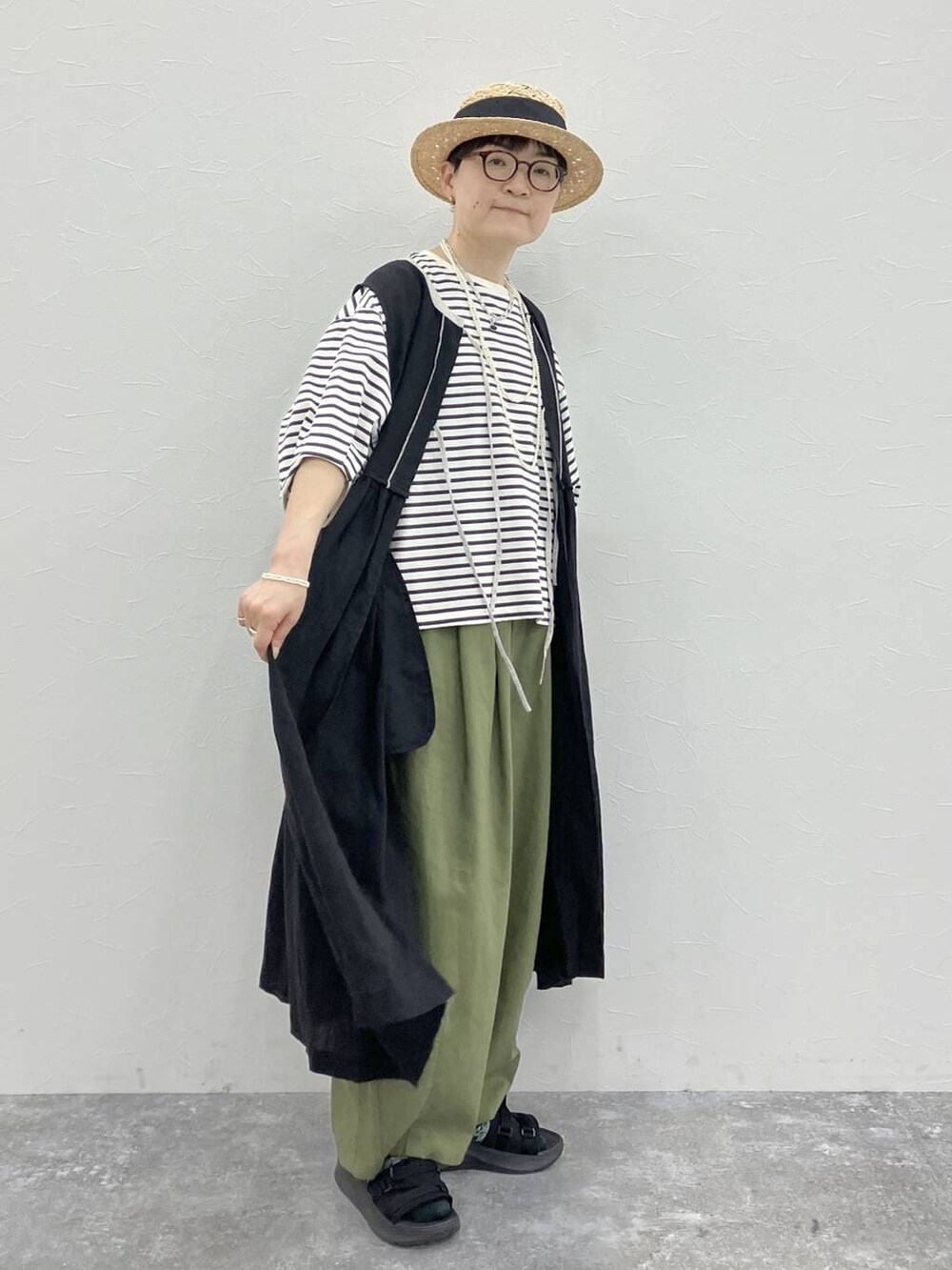 その他のTシャツ/カットソー、シルバー系のネックレス、その他のイヤーカフを着用したレディースの春コーディネートの8枚目の写真