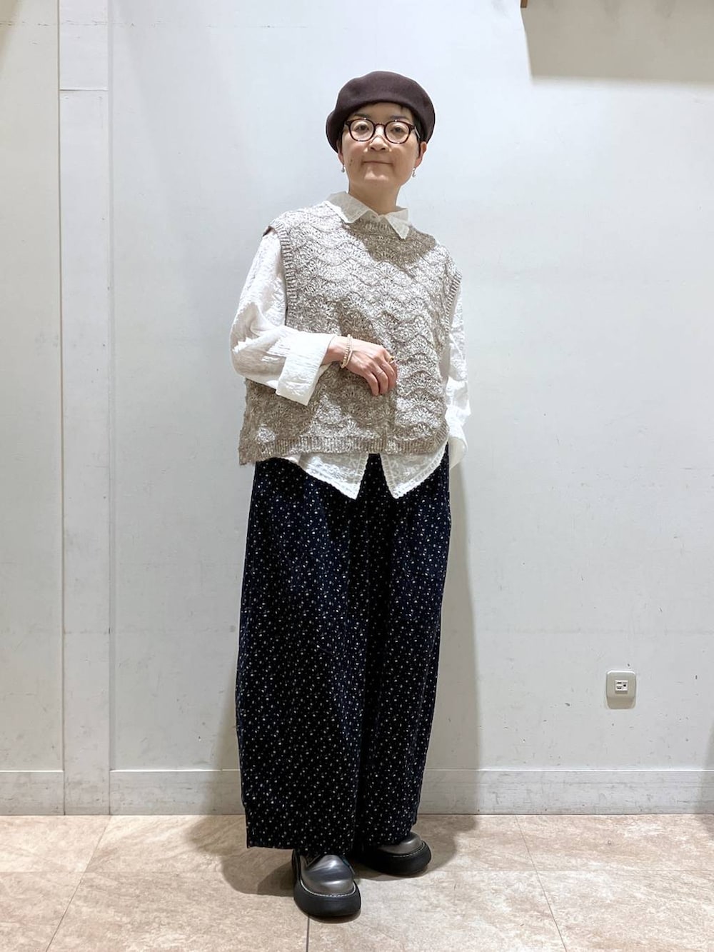 ブルー系のその他パンツ、ホワイト系のシャツ/ブラウス、ベージュ系のベストを着用したレディースの秋コーディネートの2枚目の写真