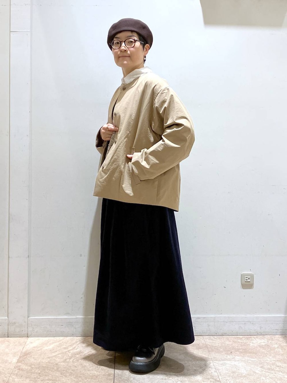 ホワイト系のシャツ/ブラウス、ブルー系のその他パンツ、グレー系のベストを着用したレディースの秋コーディネートの3枚目の写真
