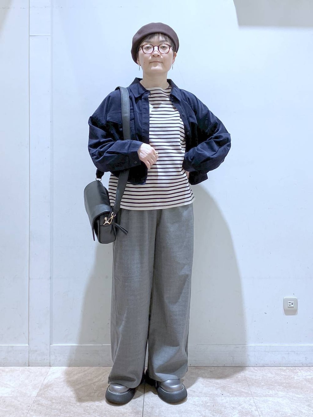 ブルー系のシャツ/ブラウス、その他のその他シューズ、その他のTシャツ/カットソーを着用したレディースの秋コーディネートの2枚目の写真