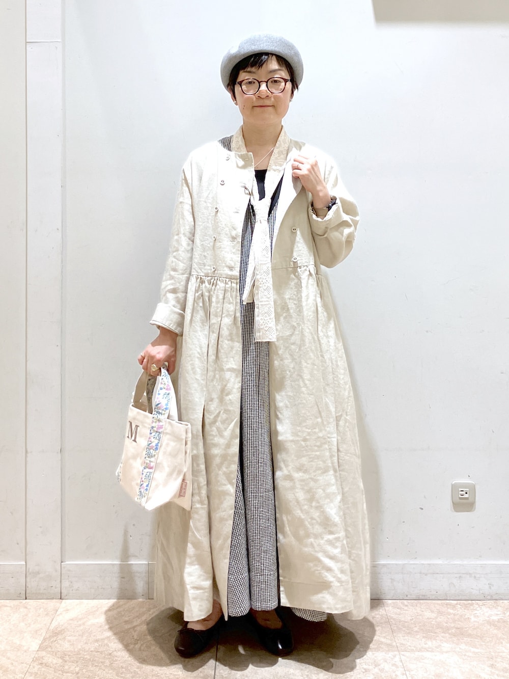 その他のジャンパースカート、ベージュ系のジャケット/アウター、グレー系のハンチング/ベレー帽を着用したレディースの冬コーディネートの5枚目の写真