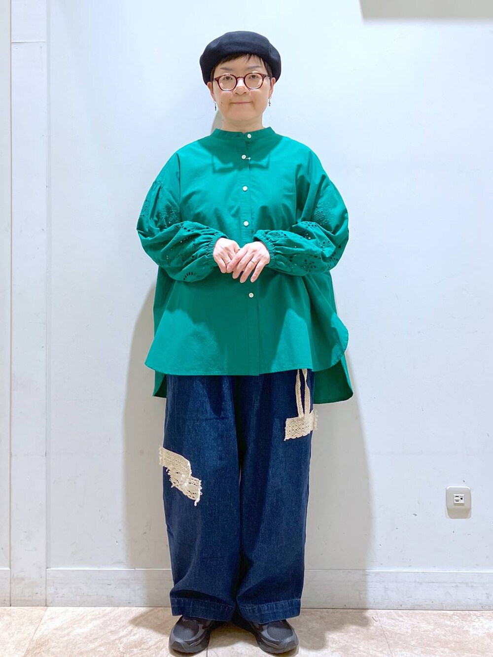 ブルー系のデニムパンツ、グリーン系のシャツ/ブラウス、グレー系のハンチング/ベレー帽を着用したレディースの夏コーディネートの6枚目の写真