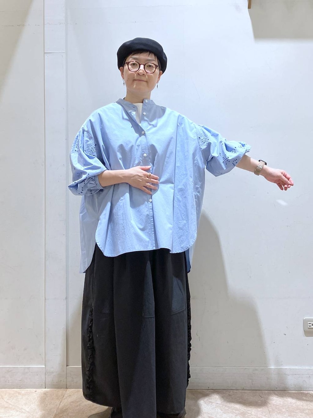 ブラック系のスカート、ブルー系のシャツ/ブラウス、グレー系のハンチング/ベレー帽を着用したレディースの秋コーディネートの3枚目の写真