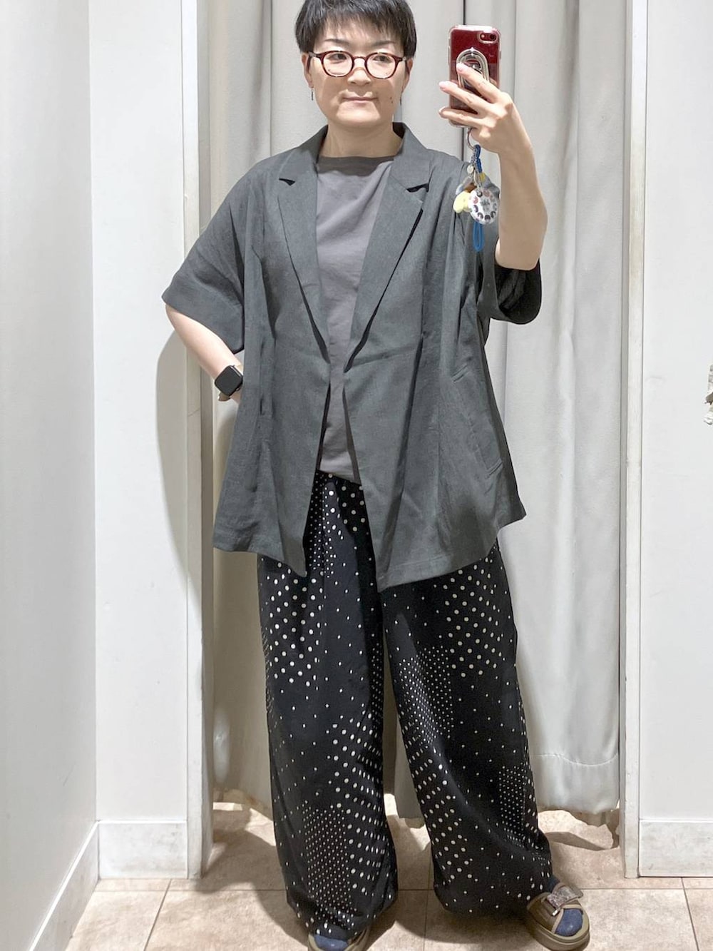 グレー系のテーラードジャケット、その他のサンダル、ブラック系のその他パンツを着用したレディースの夏コーディネートの2枚目の写真