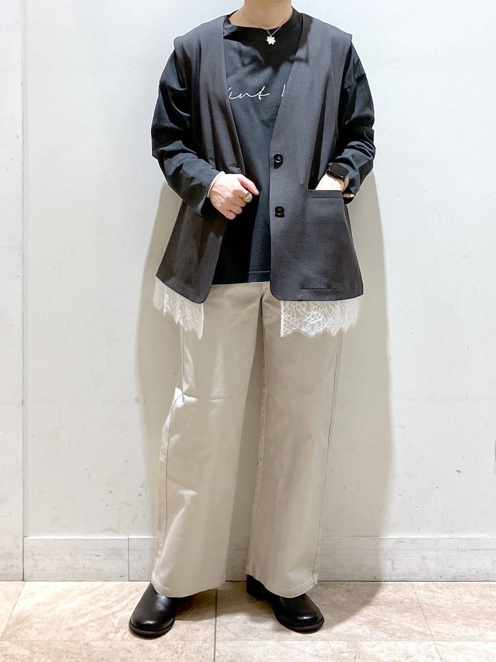 その他のTシャツ/カットソー、グレー系のその他パンツ、ブラック系のその他シューズを着用したレディースの春コーディネートの3枚目の写真