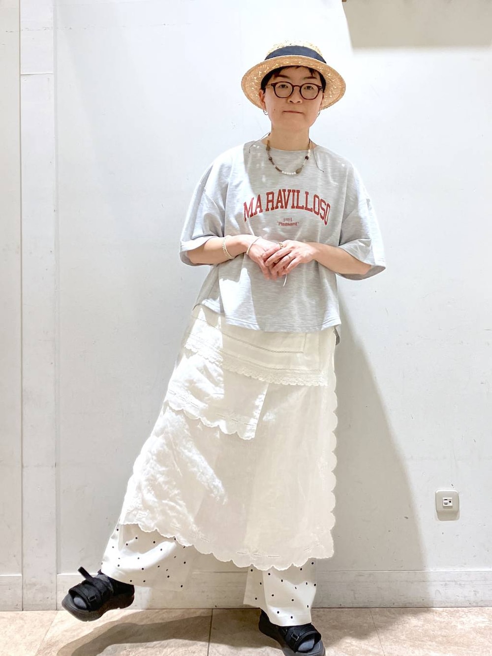ホワイト系のスカート、グレー系のTシャツ/カットソー、シルバー系のイヤーカフを着用したレディースの春コーディネートの9枚目の写真