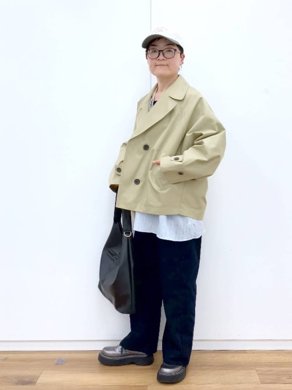 その他のその他シューズ、ブラック系のタンクトップ、ブルー系のその他パンツを着用したレディースの春コーディネートの3枚目の写真