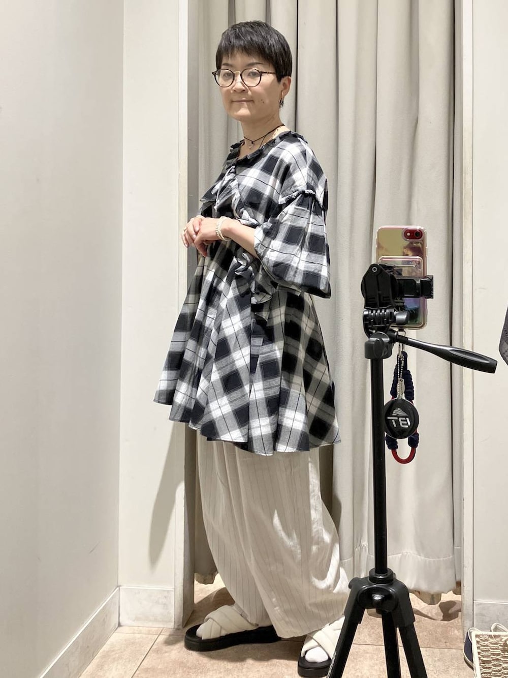 ホワイト系のサンダル、その他のその他パンツ、その他のチュニックを着用したレディースの夏コーディネートの3枚目の写真