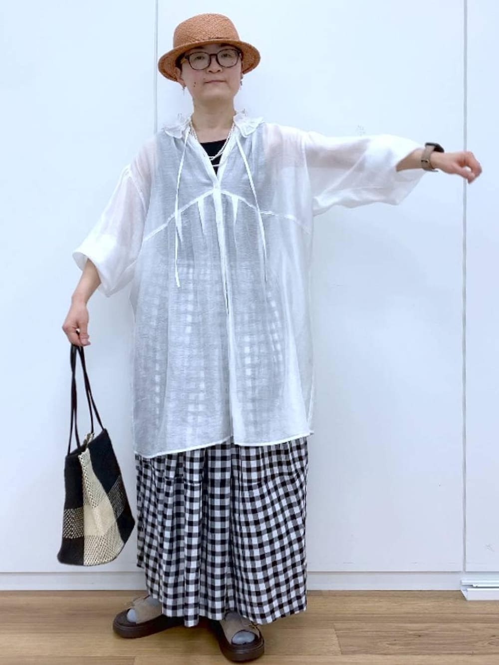 ブラック系のタンクトップ、ベージュ系のサンダル、その他のスカートを着用したレディースの春コーディネートの4枚目の写真