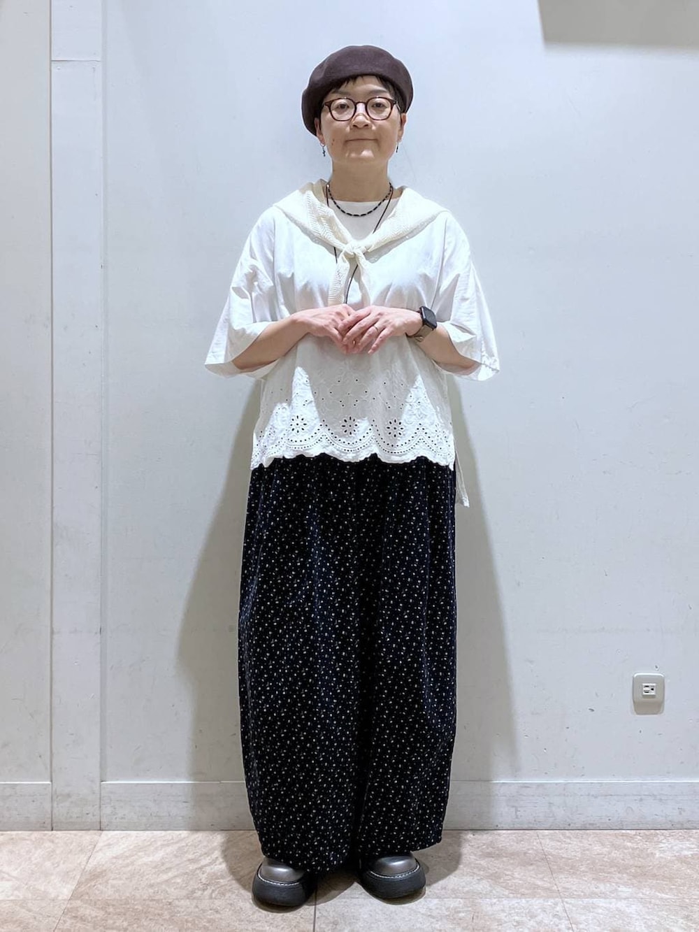 ブルー系のその他パンツ、ホワイト系のTシャツ/カットソー、その他のその他シューズを着用したレディースの秋コーディネートの2枚目の写真