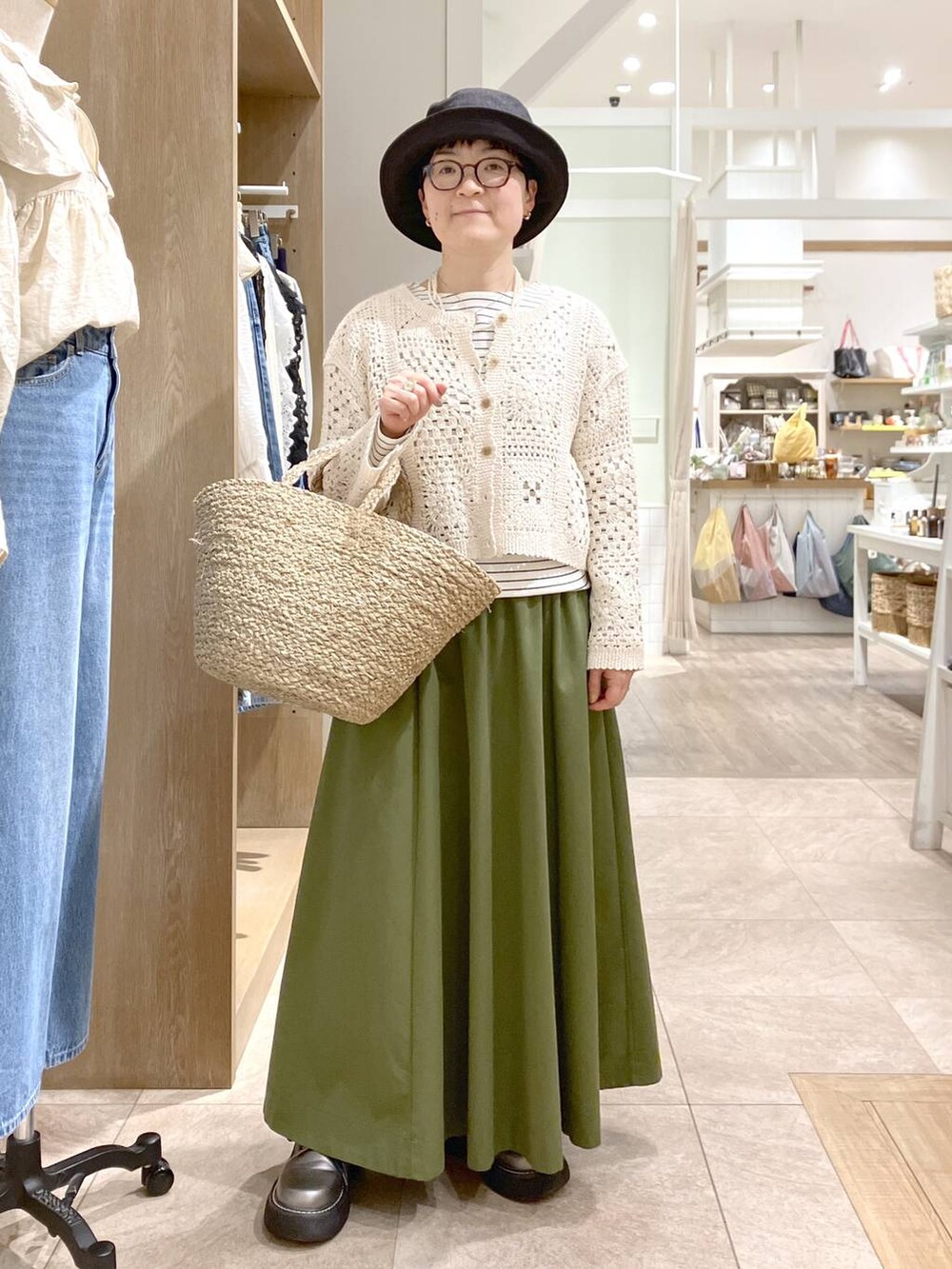 その他のその他シューズ、その他のTシャツ/カットソー、ベージュ系のカーディガン/ボレロを着用したレディースの春コーディネートの3枚目の写真