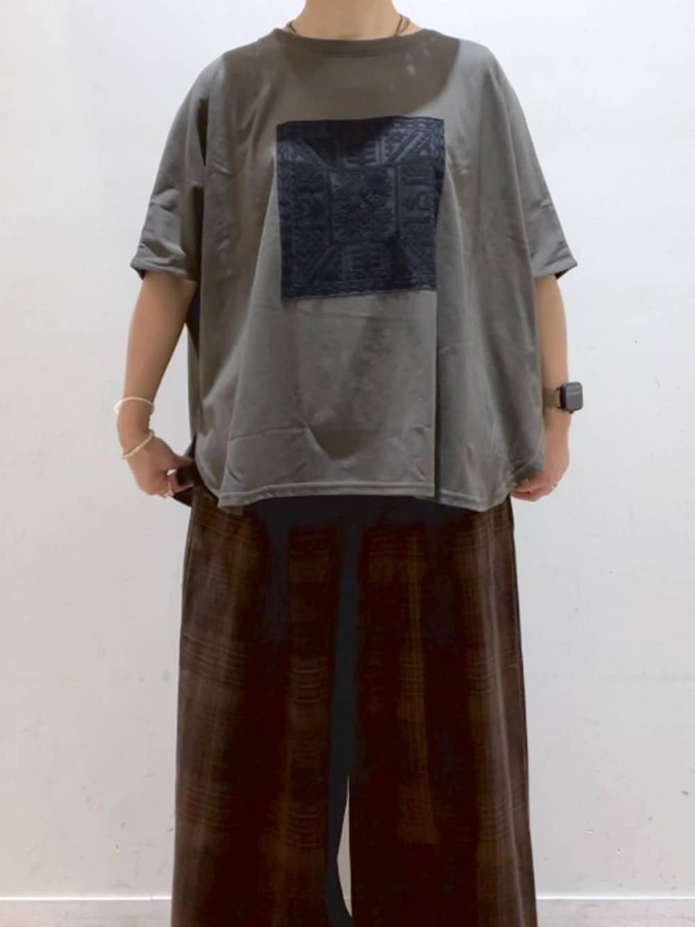その他のサンダル、グリーン系のTシャツ/カットソー、ブラック系のTシャツ/カットソーを着用したレディースの夏コーディネートの8枚目の写真
