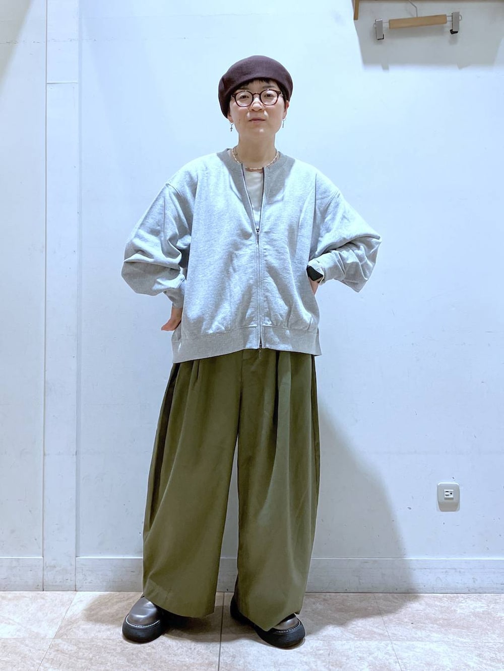 グレー系のスウェット、グリーン系のその他パンツ、その他のその他シューズを着用したレディースの秋コーディネートの4枚目の写真