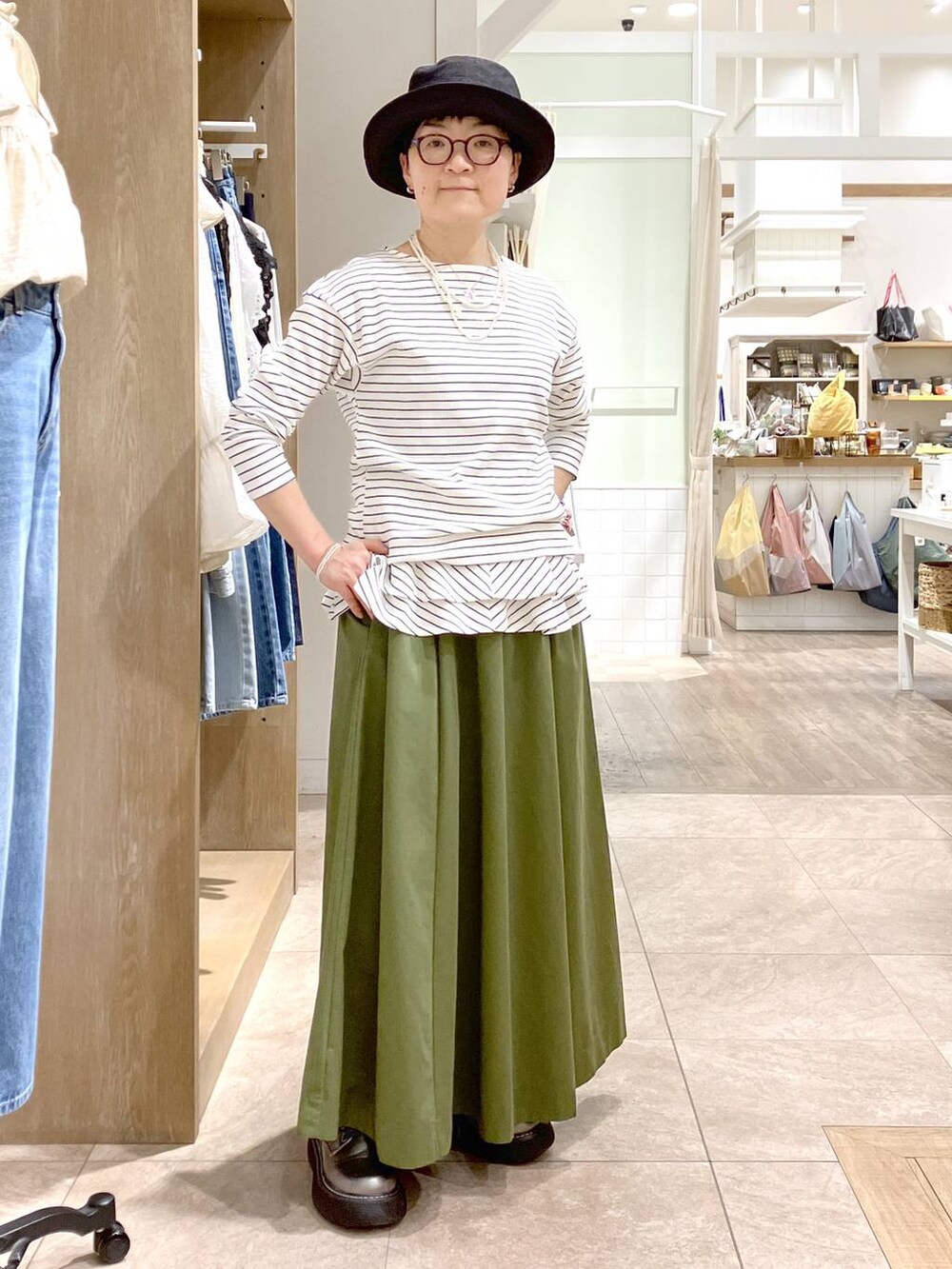 その他のその他シューズ、その他のTシャツ/カットソー、その他のイヤリングを着用したレディースの春コーディネートの2枚目の写真