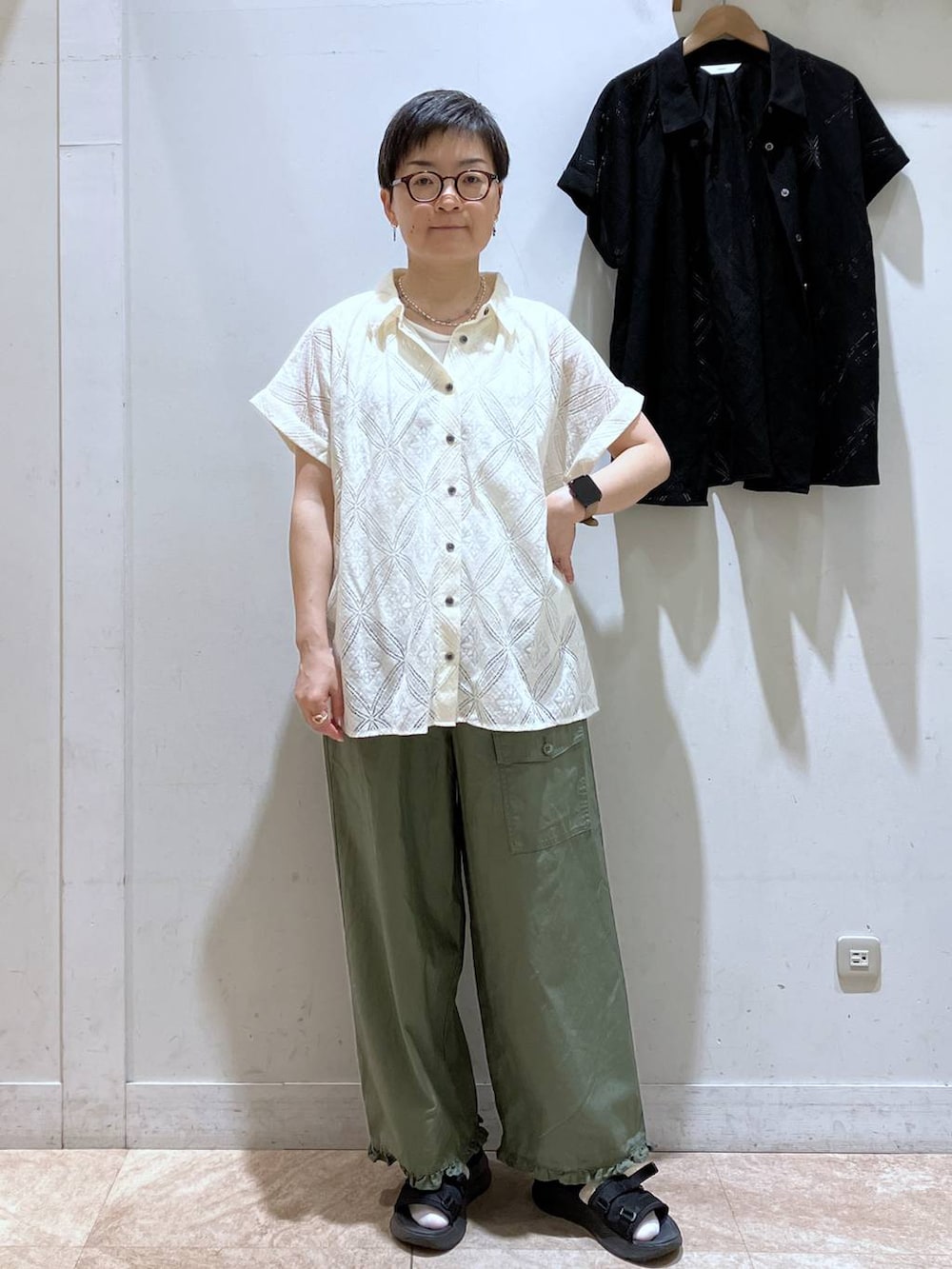 ベージュ系のシャツ/ブラウス、グリーン系のその他パンツ、ホワイト系のTシャツ/カットソーを着用したレディースの夏コーディネートの2枚目の写真