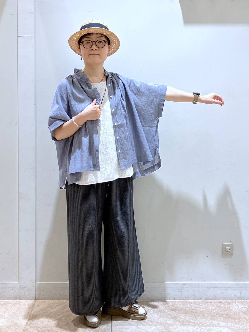 ブルー系のシャツ/ブラウス、その他のサンダル、その他のその他パンツを着用したレディースの夏コーディネートの4枚目の写真