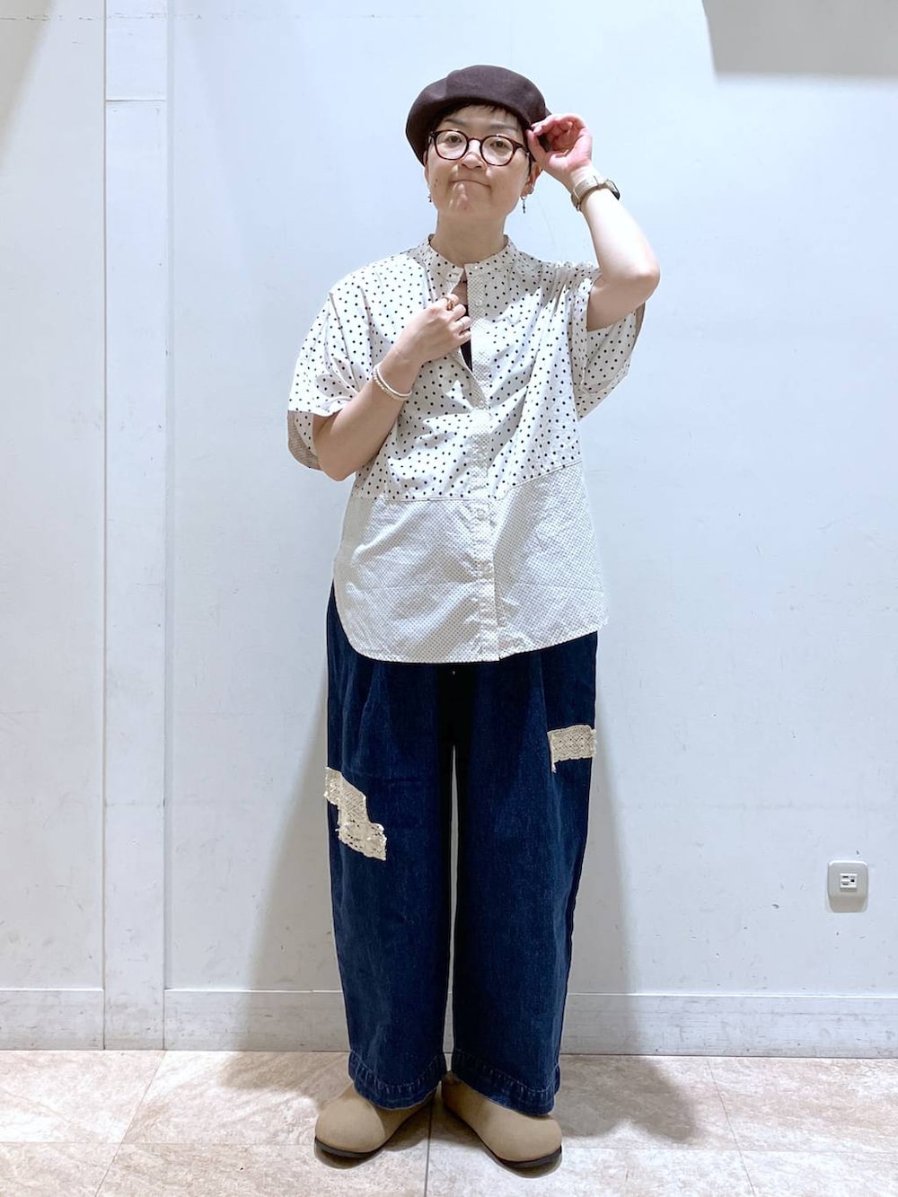 ホワイト系のシャツ/ブラウス、ブルー系のデニムパンツ、ブラウン系のタンクトップを着用したレディースの夏コーディネートの5枚目の写真
