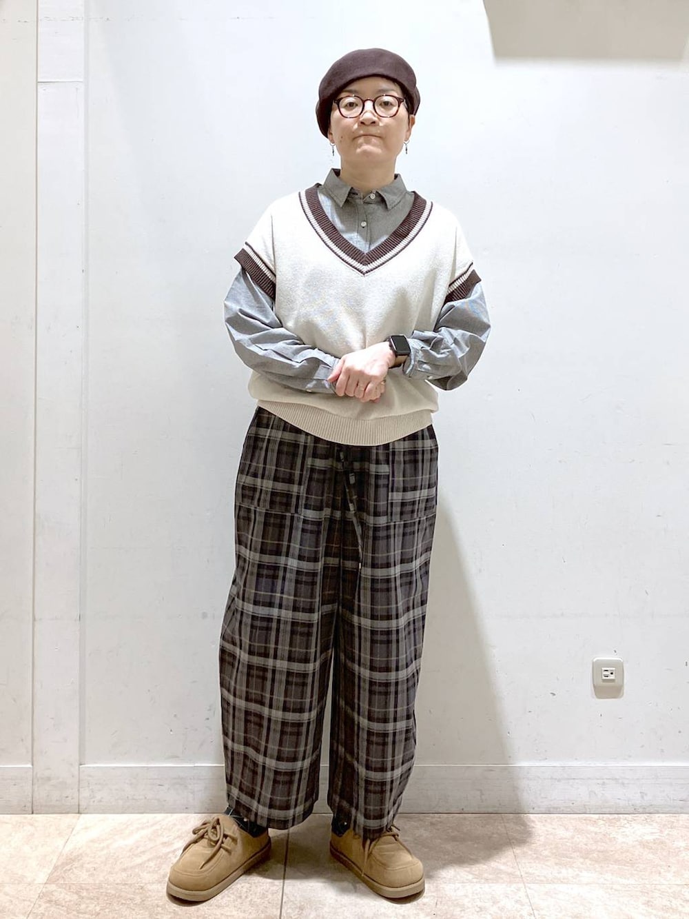 ベージュ系のニット/セーター、イエロー系のモカシン/デッキシューズ、グレー系のその他パンツを着用したレディースの秋コーディネートの6枚目の写真