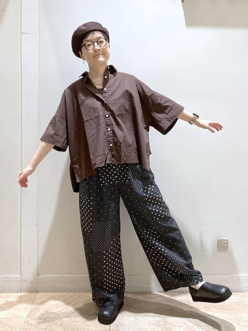 ブラウン系のシャツ/ブラウス、ブラック系のスリッポン、ブラウン系のタンクトップを着用したレディースの夏コーディネートの3枚目の写真
