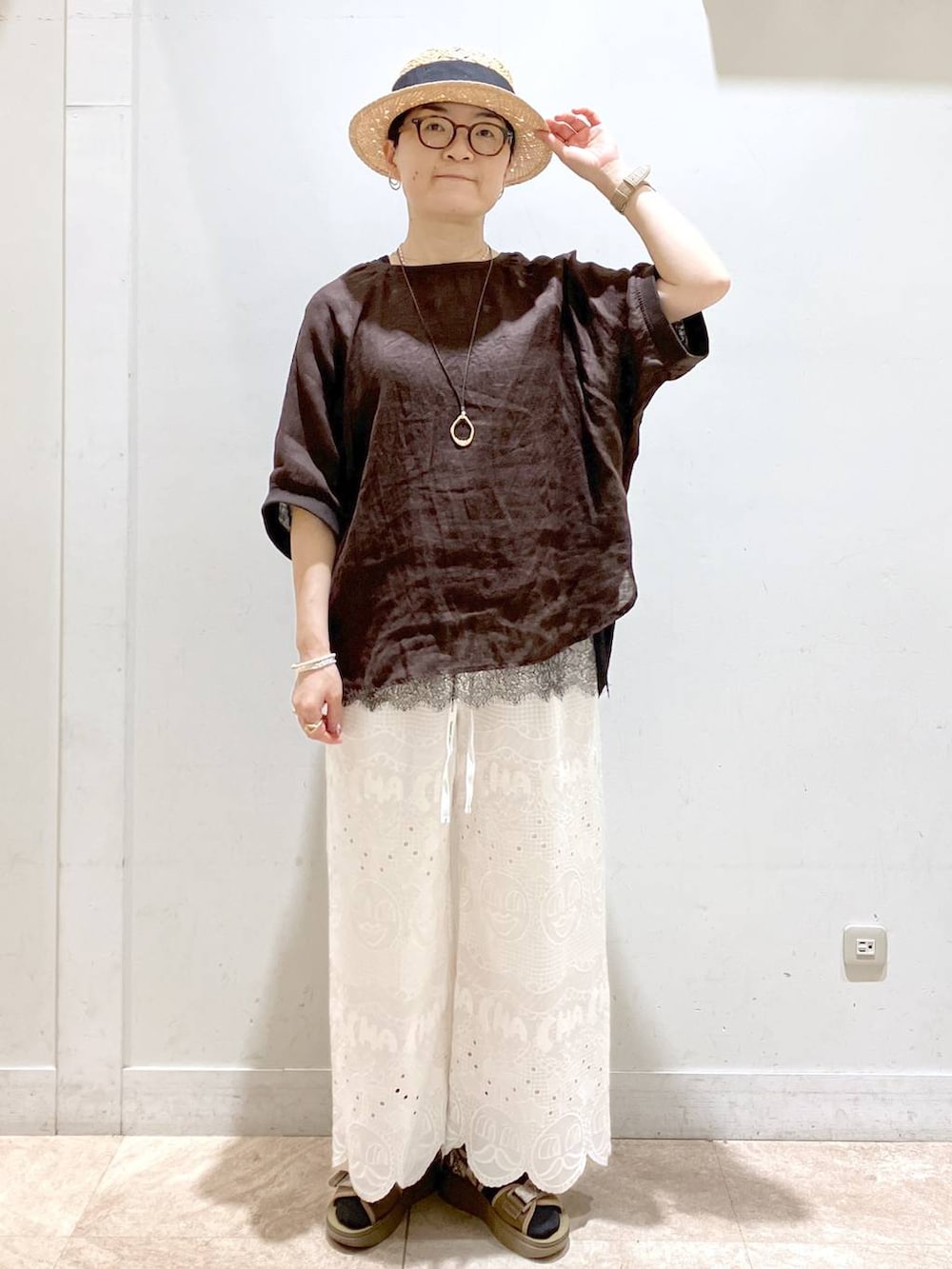 その他のサンダル、ブラウン系のシャツ/ブラウス、ブラック系のTシャツ/カットソーを着用したレディースの夏コーディネートの2枚目の写真