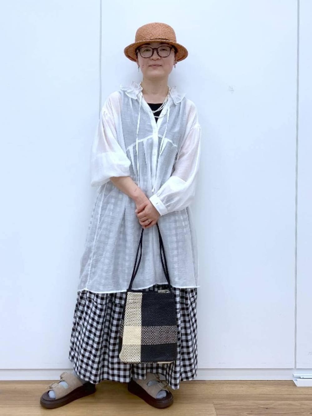 ブラック系のタンクトップ、ベージュ系のサンダル、その他のスカートを着用したレディースの春コーディネートの3枚目の写真