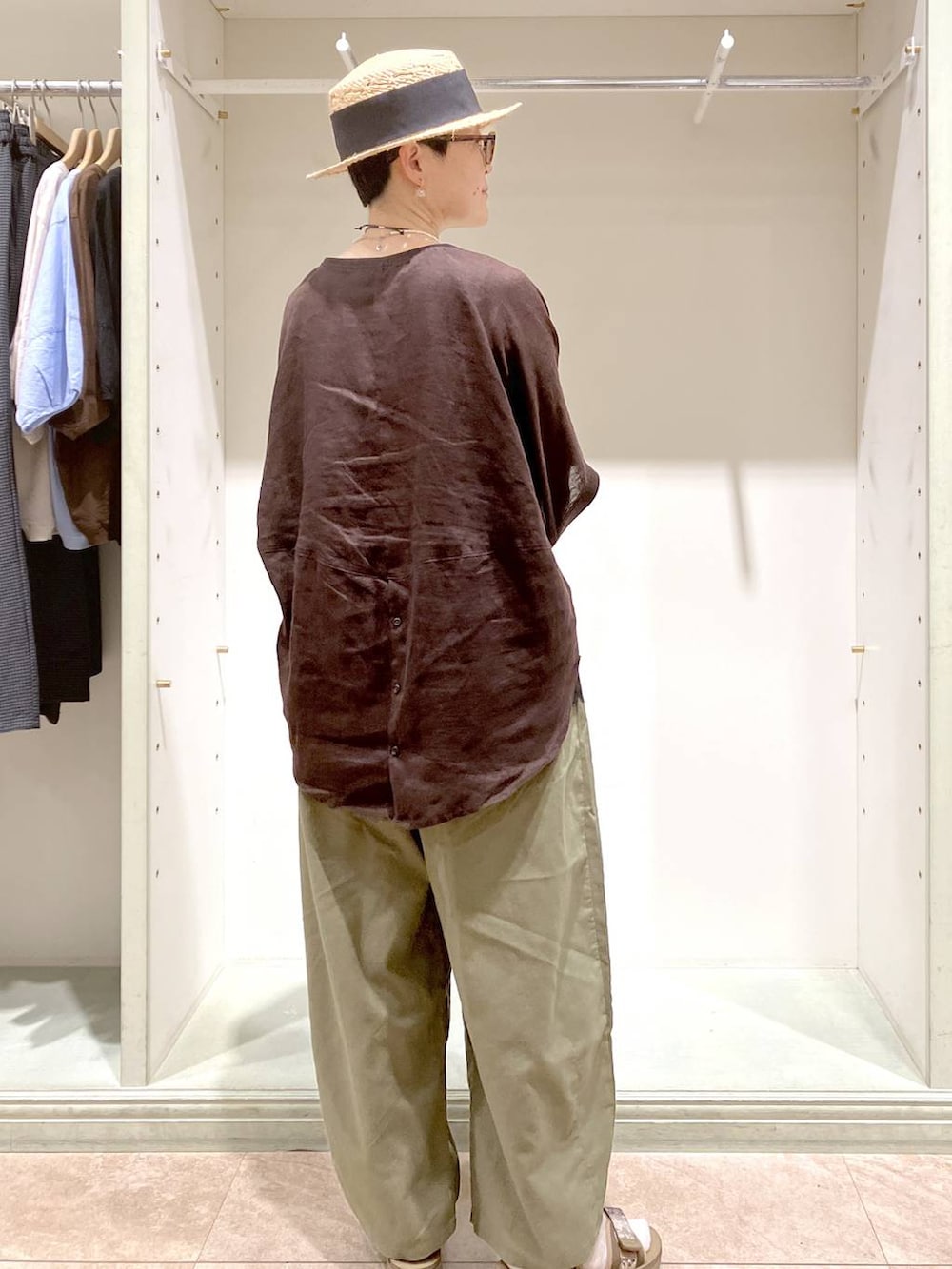 その他のサンダル、グリーン系のその他パンツ、ブラウン系のシャツ/ブラウスを着用したレディースの夏コーディネートの3枚目の写真