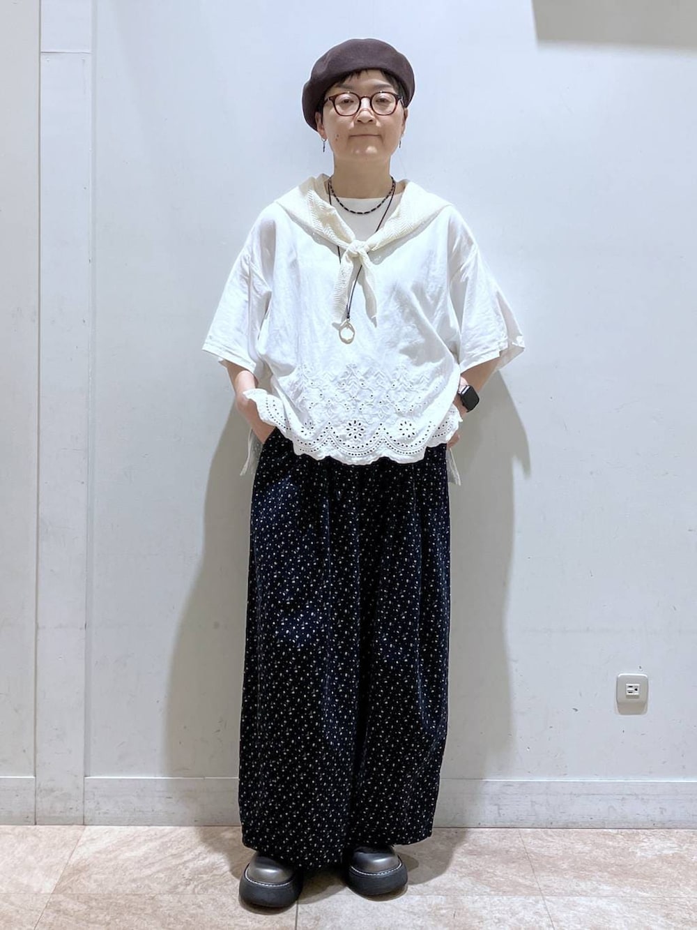 ブルー系のその他パンツ、ホワイト系のTシャツ/カットソー、その他のその他シューズを着用したレディースの秋コーディネートの3枚目の写真