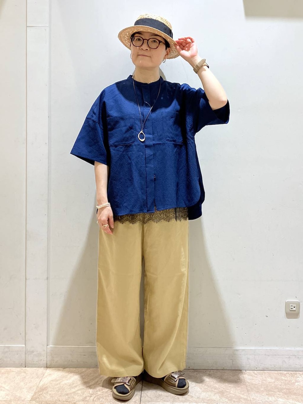 その他のサンダル、ベージュ系のその他パンツ、ブルー系のシャツ/ブラウスを着用したレディースの夏コーディネートの4枚目の写真