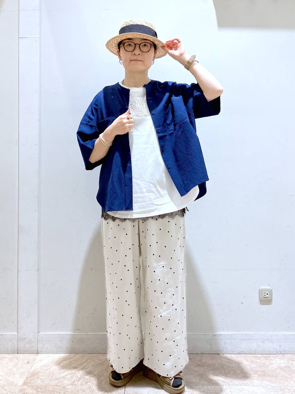 その他のサンダル、その他のその他パンツ、ブルー系のシャツ/ブラウスを着用したレディースの夏コーディネートの4枚目の写真