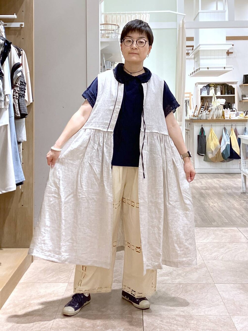 ブルー系のTシャツ/カットソー、ベージュ系のワンピース、ベージュ系のその他パンツを着用したレディースの夏コーディネートの6枚目の写真