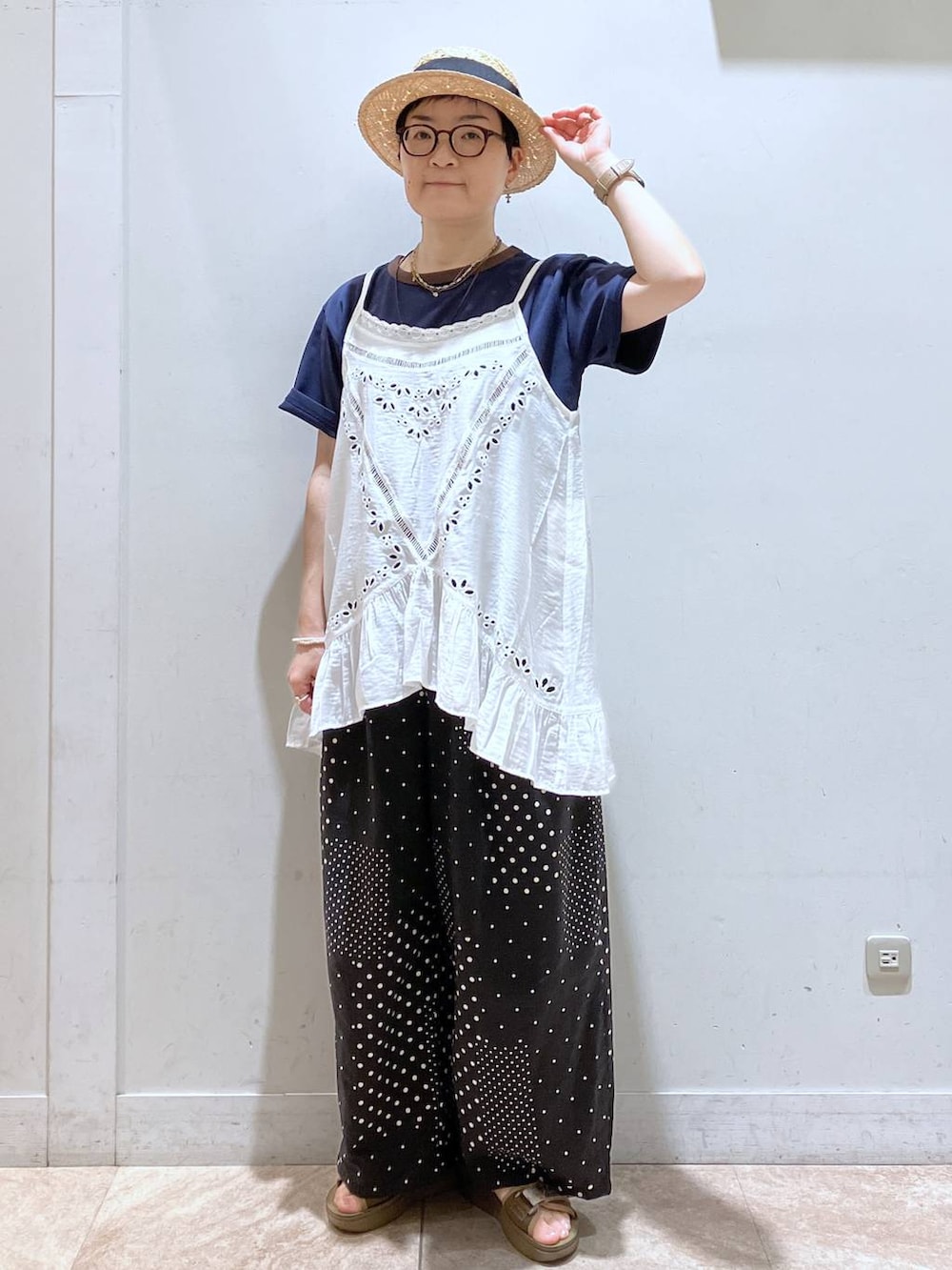 ブルー系のTシャツ/カットソー、その他のサンダル、ブラック系のその他パンツを着用したレディースの夏コーディネートの2枚目の写真