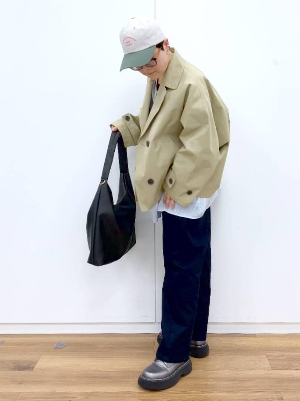 その他のその他シューズ、ブラック系のタンクトップ、ブルー系のその他パンツを着用したレディースの春コーディネートの4枚目の写真