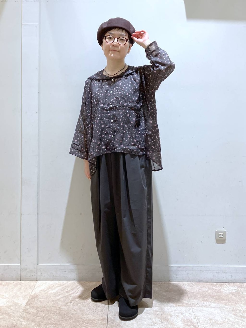 ブラウン系のシャツ/ブラウス、ブラウン系のタンクトップ、ブラック系のその他パンツを着用したレディースの夏コーディネートの2枚目の写真