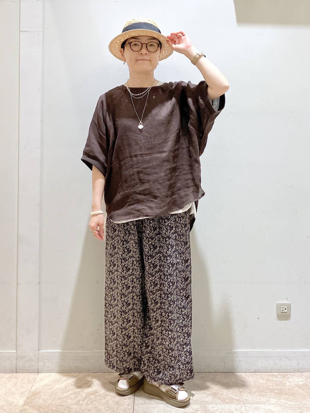 その他のサンダル、ブラウン系のシャツ/ブラウス、ブラック系のデニムパンツを着用したレディースの夏コーディネートの5枚目の写真