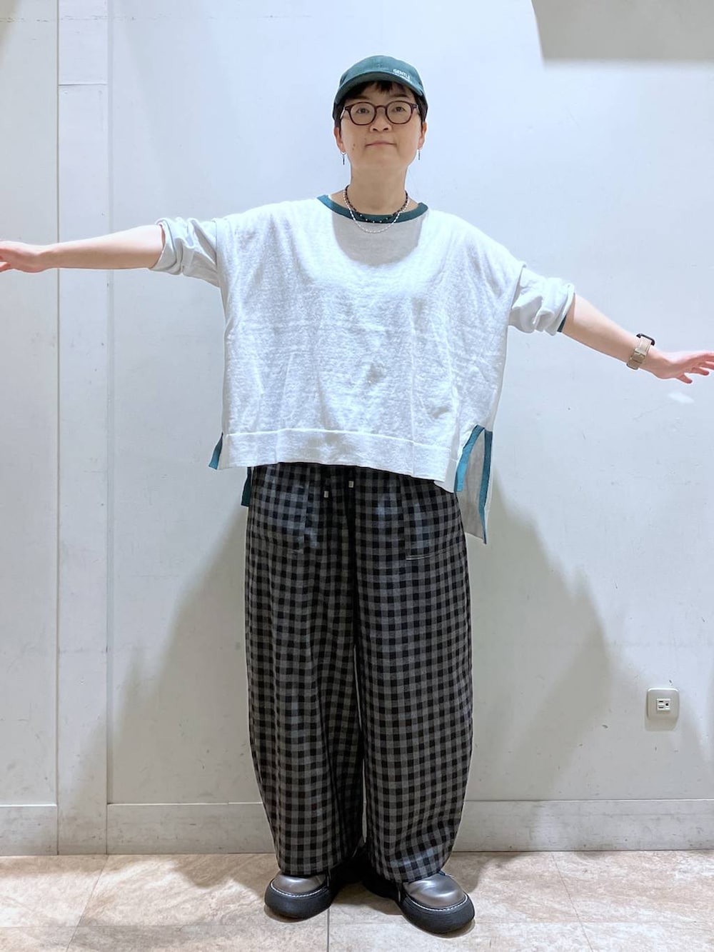 その他のその他シューズ、グレー系のニット/セーター、グレー系のその他パンツを着用したレディースの秋コーディネートの3枚目の写真