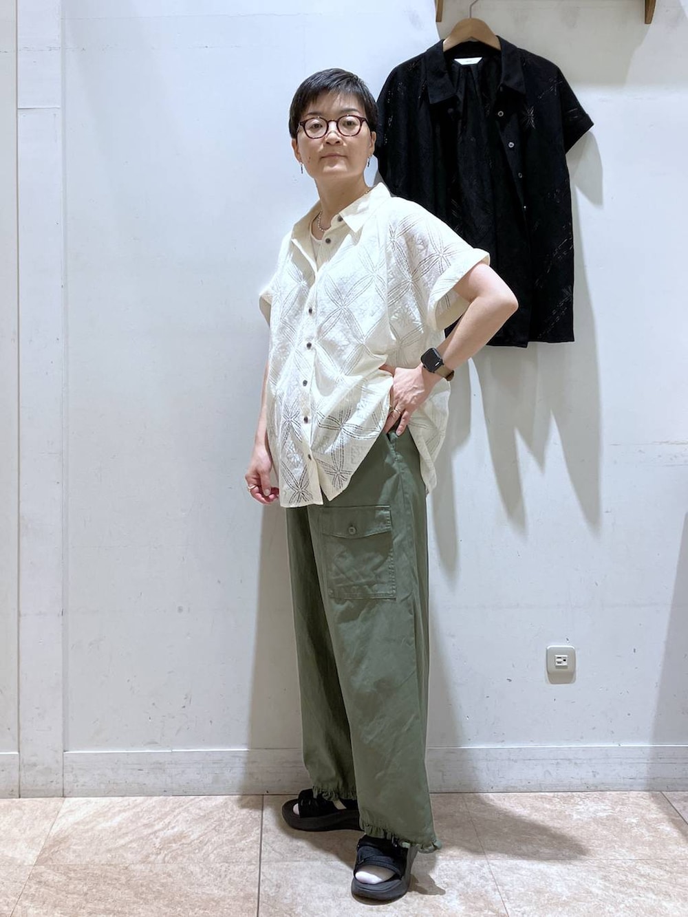 ベージュ系のシャツ/ブラウス、グリーン系のその他パンツ、ホワイト系のTシャツ/カットソーを着用したレディースの夏コーディネートの5枚目の写真