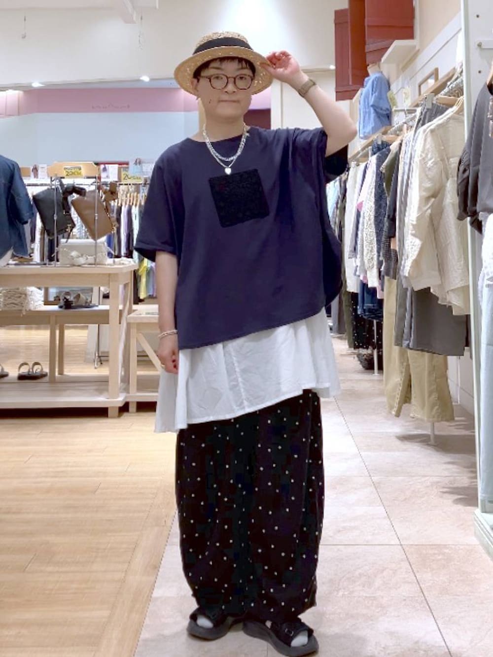 その他のその他パンツ、ブルー系のTシャツ/カットソー、ホワイト系のシャツ/ブラウスを着用したレディースの春コーディネートの2枚目の写真
