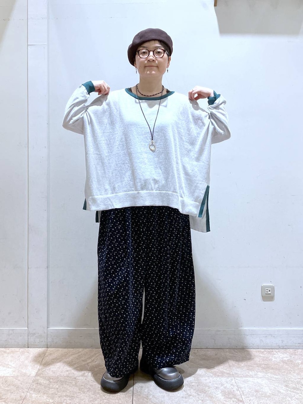 ブルー系のその他パンツ、その他のその他シューズ、グレー系のニット/セーターを着用したレディースの秋コーディネートの4枚目の写真
