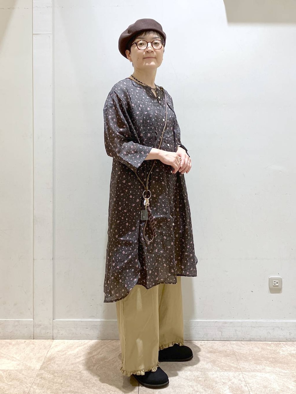 ベージュ系のその他パンツ、ブラウン系のワンピース、その他のネックレスを着用したレディースの夏コーディネートの2枚目の写真