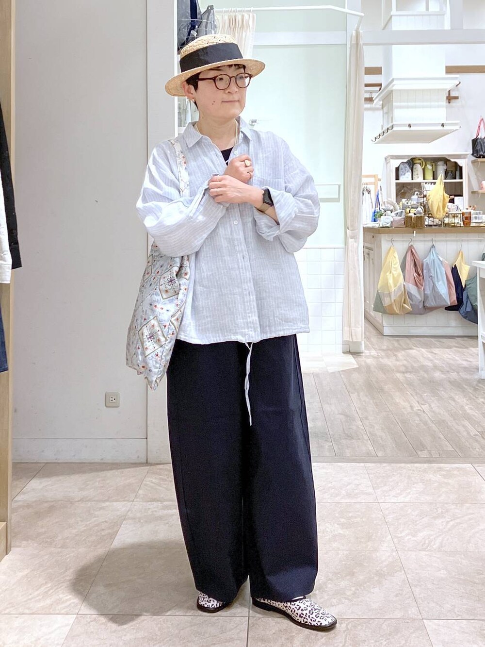 ホワイト系のパンプス、その他のイヤリング、ホワイト系のネックレスを着用したレディースの春コーディネートの6枚目の写真