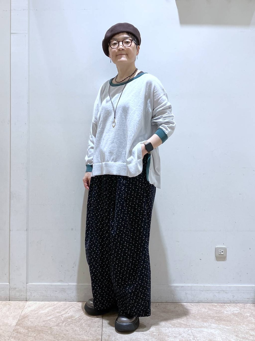 ブルー系のその他パンツ、その他のその他シューズ、グレー系のニット/セーターを着用したレディースの秋コーディネートの3枚目の写真