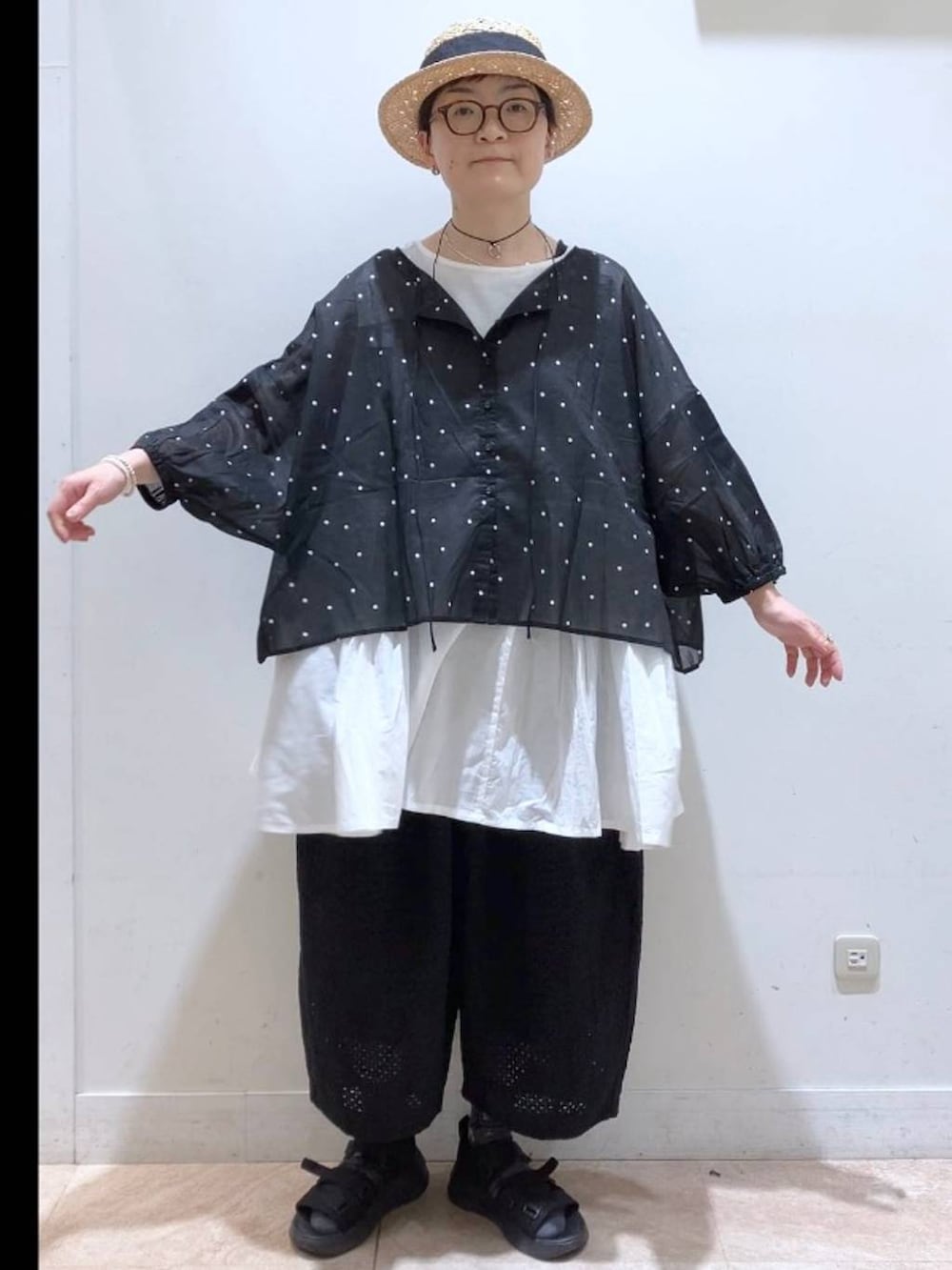 ブラック系のタンクトップ、その他のシャツ/ブラウス、ブラック系のその他パンツを着用したレディースの春コーディネートの4枚目の写真