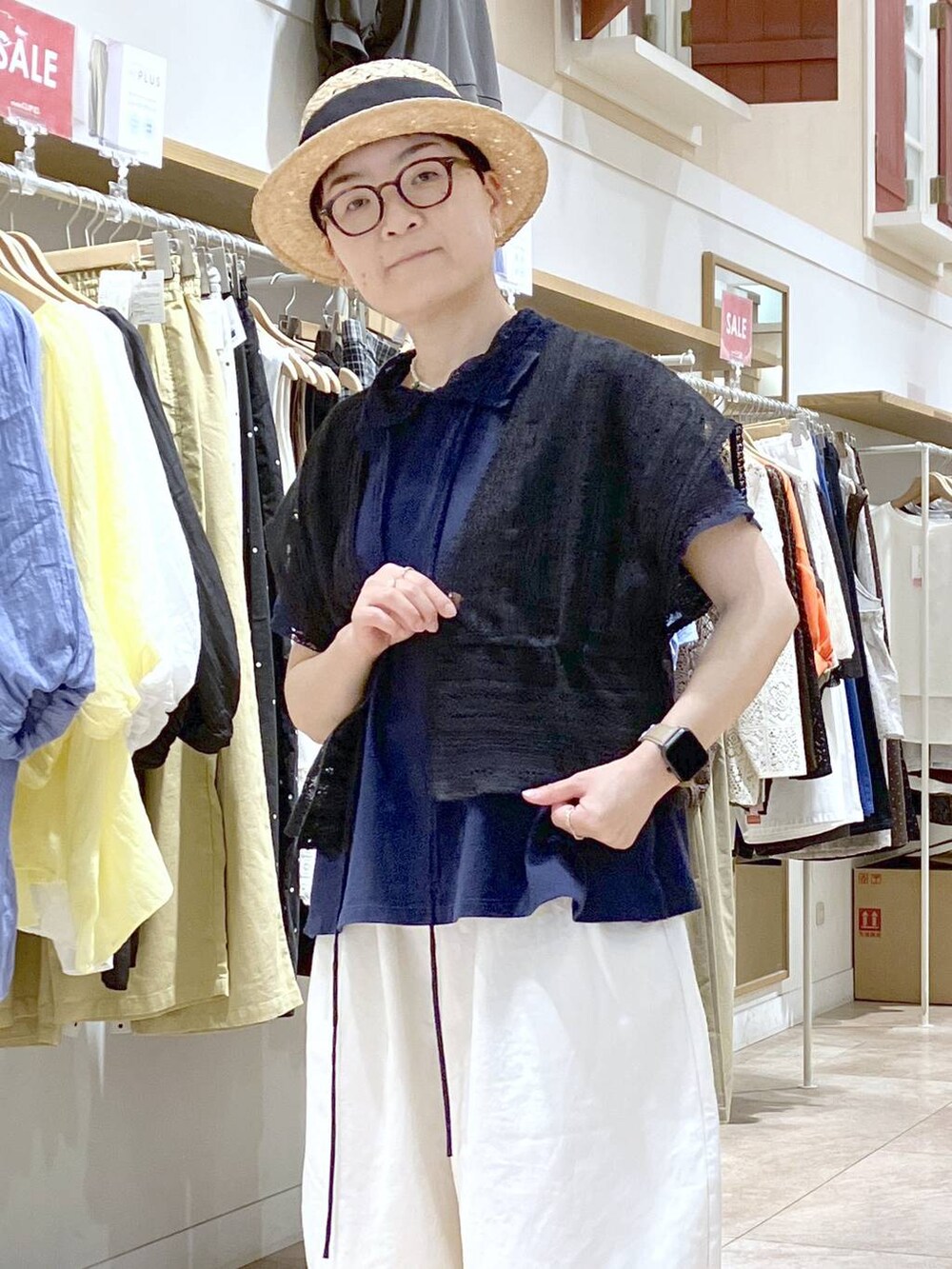 ブルー系のTシャツ/カットソー、ホワイト系のその他パンツ、ブラック系のシャツ/ブラウスを着用したレディースの夏コーディネートの3枚目の写真