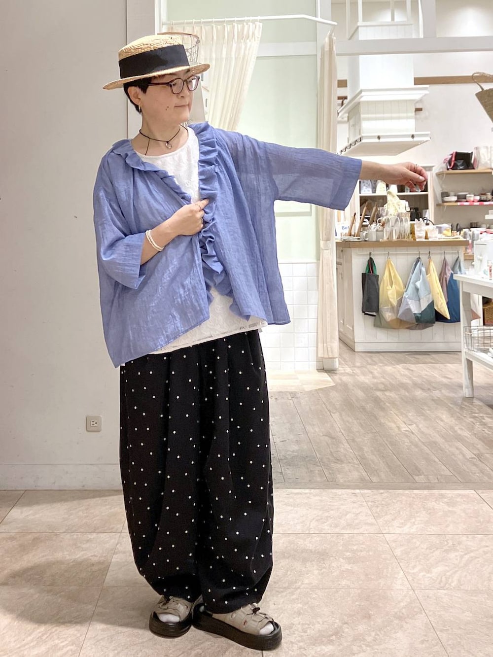 ベージュ系のサンダル、その他のその他パンツ、グレー系のソックス/靴下を着用したレディースの夏コーディネートの3枚目の写真