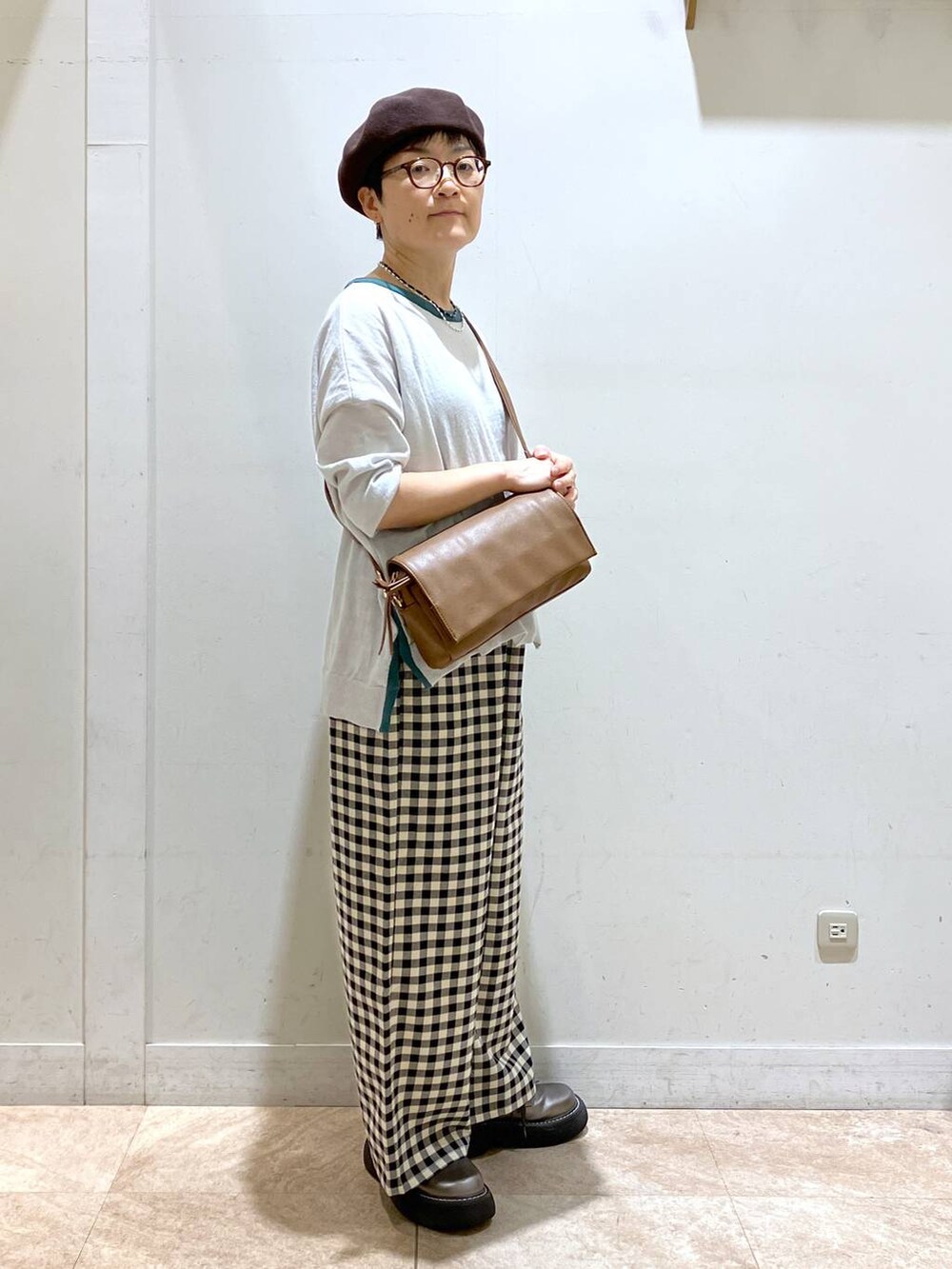 その他のその他シューズ、ブラウン系のショルダーバッグ、グレー系のニット/セーターを着用したレディースの秋コーディネートの3枚目の写真