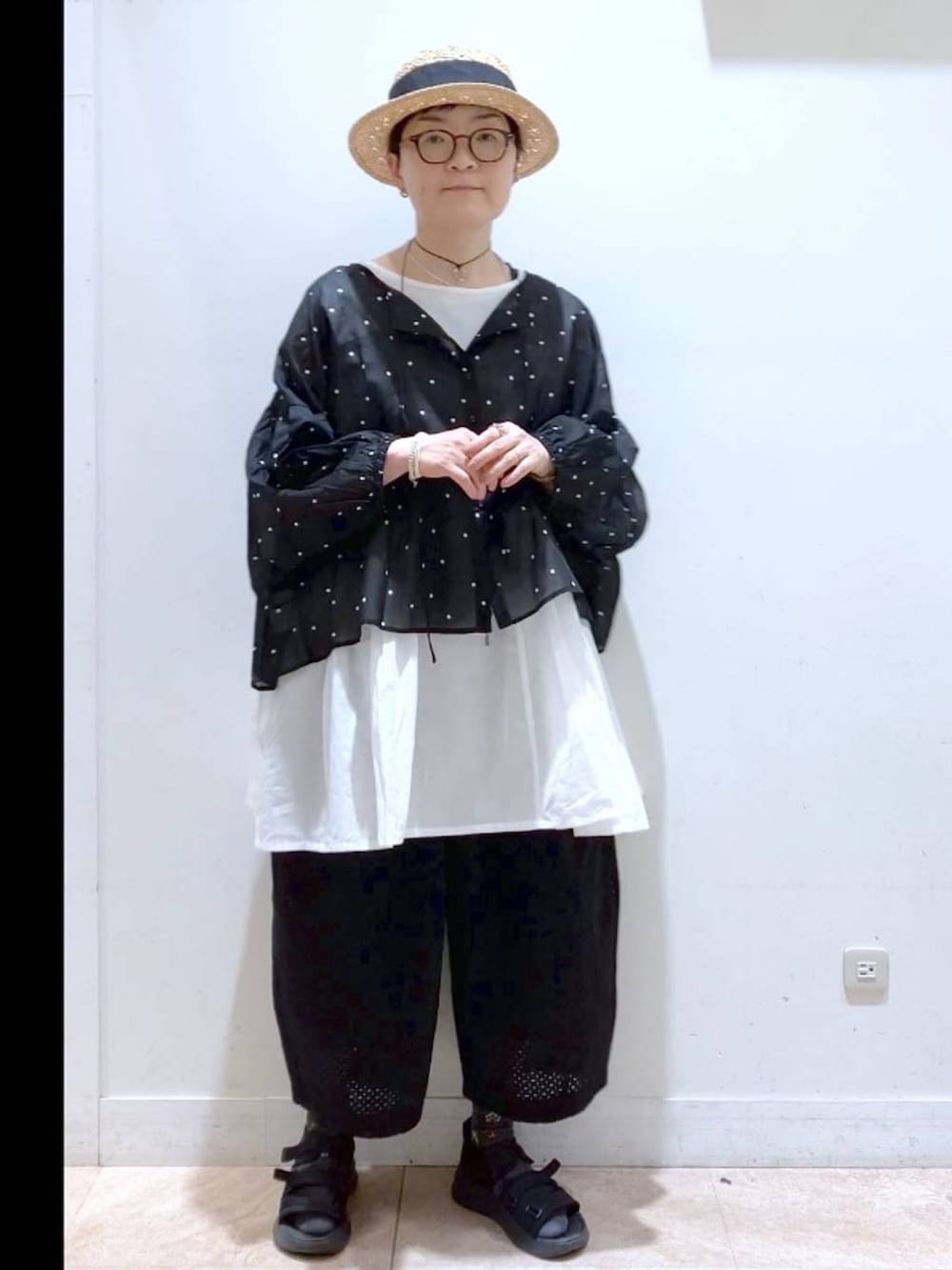 ブラック系のタンクトップ、その他のシャツ/ブラウス、ブラック系のその他パンツを着用したレディースの春コーディネートの6枚目の写真