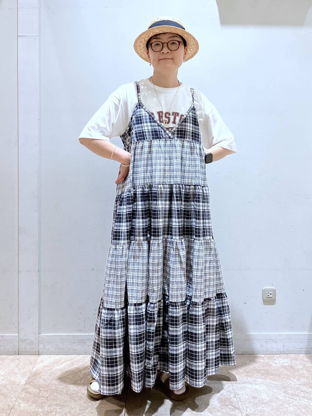 その他のワンピース、ホワイト系のTシャツ/カットソー、その他のサンダルを着用したレディースの夏コーディネートの5枚目の写真