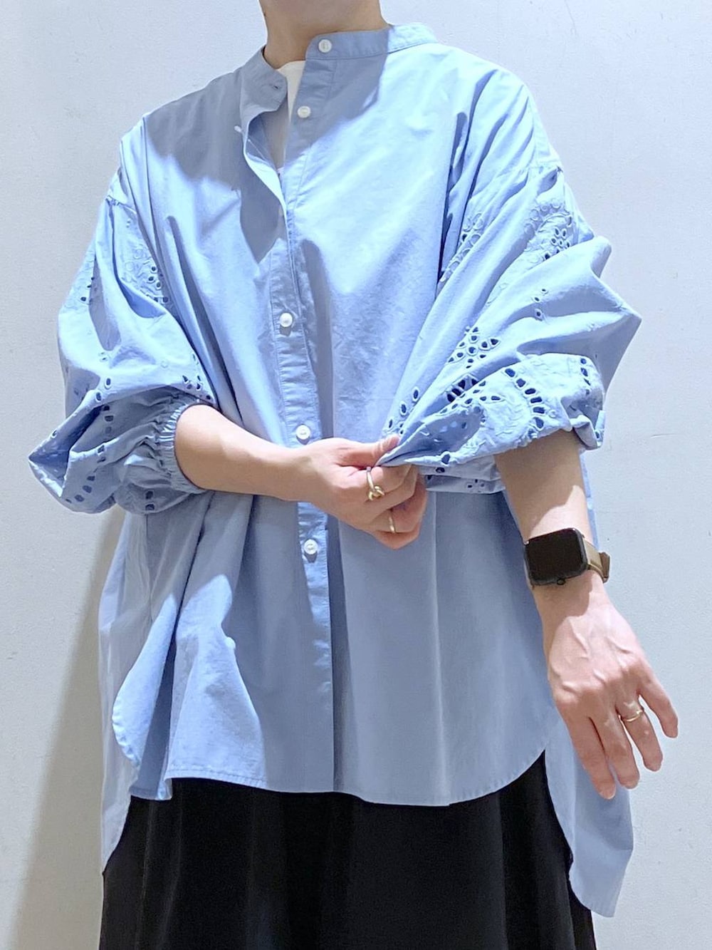 ブラック系のスカート、ブルー系のシャツ/ブラウス、グレー系のハンチング/ベレー帽を着用したレディースの秋コーディネートの5枚目の写真