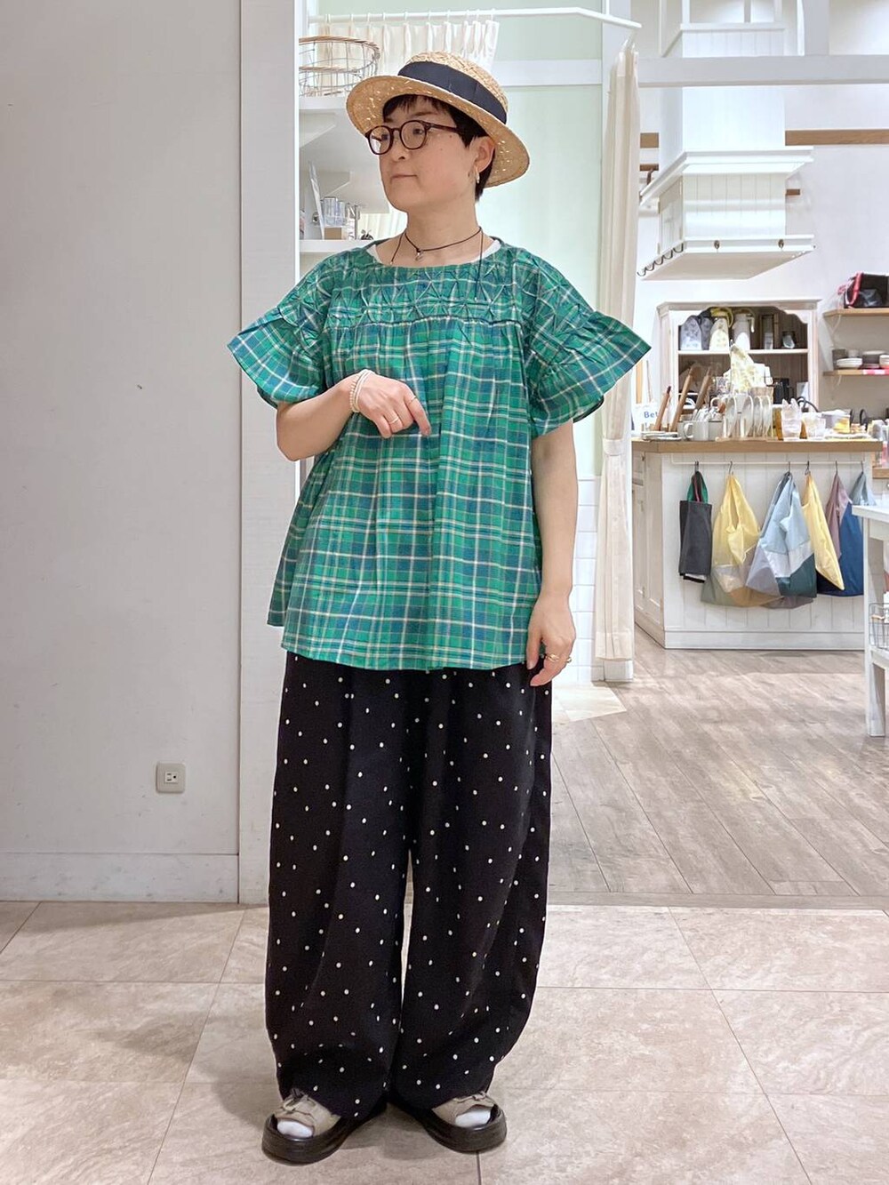 ベージュ系のサンダル、その他のその他パンツ、グリーン系のシャツ/ブラウスを着用したレディースの夏コーディネートの10枚目の写真