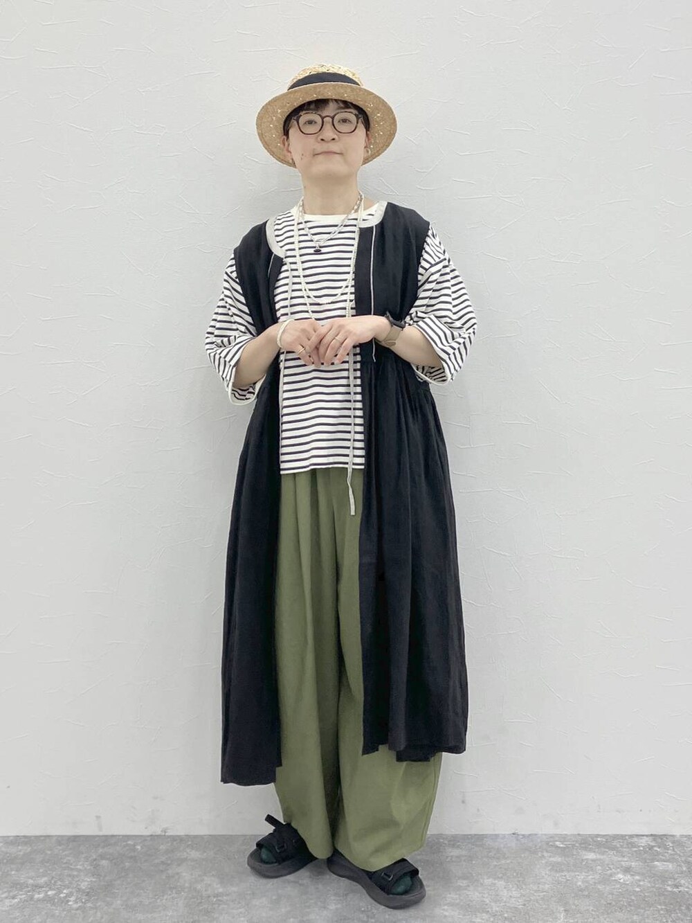 その他のTシャツ/カットソー、シルバー系のネックレス、その他のイヤーカフを着用したレディースの春コーディネートの2枚目の写真